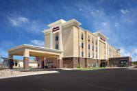 un edificio de hotel con un aparcamiento enfrente en Hampton Inn &amp; Suites Rexburg, en Rexburg