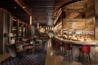 un restaurante con bar en Hilton Port Moresby Hotel & Residences, en Port Moresby