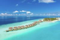 una vista aérea de un resort en el océano en SAii Lagoon Maldives, Curio Collection By Hilton, en Atolón de Malé Sur