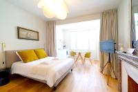 Telewizja i/lub zestaw kina domowego w obiekcie Villa Adèle, Escapade Belle-Époque - Appt 01