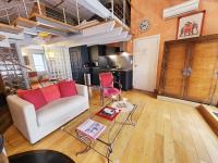 a living room with a white couch and red chairs at Beau et vaste duplex plateau Angoulême in Angoulême