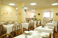 Reštaurácia alebo iné gastronomické zariadenie v ubytovaní Hotel Iris Crillon