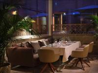 Un comedor con una mesa y un sofá. en Hyatt Centric Murano Venice, en Murano