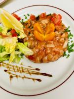 NançayにあるL’antilopeのピーマンとサラダが添えられた白い皿