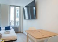 Telewizja i/lub zestaw kina domowego w obiekcie Lavie Maison Paris AC Retreat