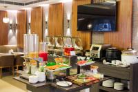 Una línea de buffet en un restaurante con comida. en CENTRAL A BOUTIQUE HOTEL, en Belgaum