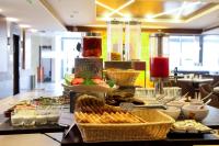 Un buffet con comida y bebidas en una mesa. en CENTRAL A BOUTIQUE HOTEL, en Belgaum
