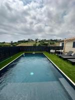 una piscina de agua azul en un patio en Casa Lamaghjone - Villa T4 avec piscine chauffée à 3,5km de la mer, en Aléria