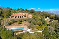 Bazén v ubytovaní La Villa Deluxe une propriété d'Exception sur les hauteurs d'Ajaccio alebo v jeho blízkosti