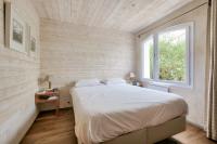 a small bedroom with a bed and a window at Havre de paix pour 10 a l Ile de Re in La Flotte