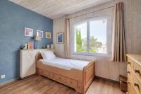 a bedroom with a bed and a window at Havre de paix pour 10 a l Ile de Re in La Flotte