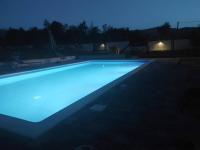 Bazén v ubytovaní Lika Relax and Party House with sauna, jacuzzi and outdoor heated swimming pool alebo v jeho blízkosti