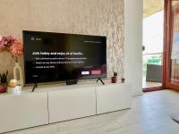 Televízia a/alebo spoločenská miestnosť v ubytovaní Marina Panorama Apartment & Garage