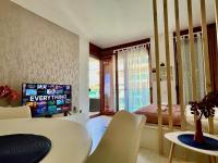 Televízia a/alebo spoločenská miestnosť v ubytovaní Marina Panorama Apartment & Garage