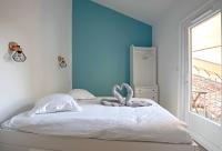 Tempat tidur dalam kamar di L&#39;Oasis de la Com&eacute;die, 4 Personnes, Parking Priv&eacute;, Climatisation et Wifi