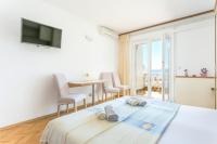 Posteľ alebo postele v izbe v ubytovaní Apartments by the sea Brela, Makarska - 18356
