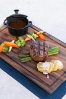 een snijplank met biefstuk en groenten erop bij Los Cabos Golf Resort, Trademark Collection by Wyndham in Cabo San Lucas