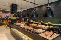 Una línea de buffet con muchos tipos diferentes de comida. en HF Fénix Music, en Lisboa