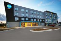 un edificio de oficinas con un hotel delante en Tru By Hilton Monroe, MI, en Monroe