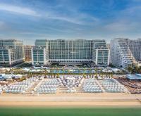 ドバイにあるHilton Dubai Palm Jumeirahのビーチや建物のある街の景色