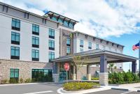 un hotel con una señal de stop delante de él en Home2 Suites By Hilton Melbourne Viera, en Melbourne
