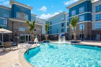 ein Schwimmbad vor einem Gebäude in der Unterkunft Homewood Suites By Hilton Myrtle Beach Coastal Grand Mall in Myrtle Beach
