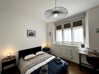 a bedroom with a bed and a desk and a lamp at Appartement Turquoise - 2 pers - Sedan in Sedan