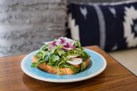 un plato de comida con una ensalada en una mesa en Redondo Beach Hotel, Tapestry Collection by Hilton, en Redondo Beach