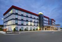 Un gran edificio con un estacionamiento enfrente. en Home2 Suites by Hilton Blacksburg University, en Blacksburg