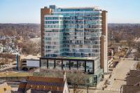 Un edificio alto con ventanas de vidrio en una ciudad. en Hotel Chauncey Iowa City, Tapestry Collection by Hilton, en Iowa City