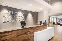 una bienvenida a los grandes lagos, firma estatal en una pared en Hampton Inn &amp; Suites Houghton, en Houghton