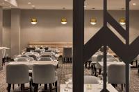 Restaurace v ubytování Doubletree By Hilton Pointe Claire Montreal Airport West