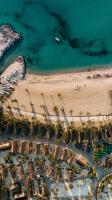 eine Luftaufnahme eines Strandes und des Ozeans in der Unterkunft Les Prairies de la Mer in Grimaud