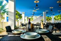 Un restaurante u otro lugar para comer en Hotel Isla Mágica
