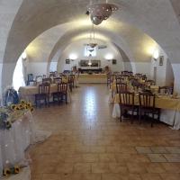 ein Bankettsaal mit Tischen und Stühlen in einem Raum in der Unterkunft Al Capretto d'Oro in Leporano Marina