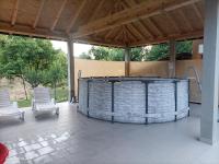Patio alebo iná vonkajšia časť ubytovania Family friendly house with a swimming pool Mihalic Selo, Karlovac - 20284