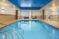 Una gran piscina con techos azules en una habitación de hotel. en Courtyard Keene Downtown, en Keene