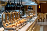 ein Buffet mit Gebäck und anderen Speisen in der Unterkunft Kaya Izmir Thermal & Convention in Izmir