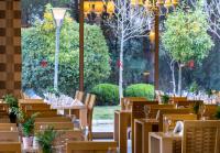 ein Restaurant mit Tischen und Stühlen und einem großen Fenster in der Unterkunft Kaya Izmir Thermal & Convention in Izmir