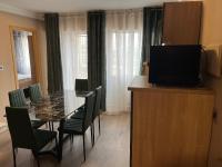 Kuchyňa alebo kuchynka v ubytovaní Villa Nadiya App Pool, Parking