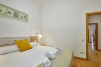 Postel nebo postele na pokoji v ubytování BBarcelona Sagrada Familia Terrace Flat