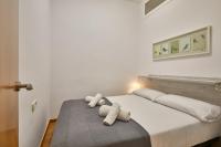 Postel nebo postele na pokoji v ubytování BBarcelona Sagrada Familia Terrace Flat