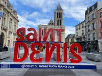 a sign that reads salt davis in a city at Saint-Denis Basilique : centre historique in Saint-Denis
