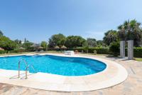 Bazén v ubytovaní Lovely 2 bed apt overlooking golf alebo v jeho blízkosti