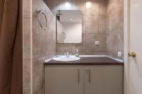 Kúpeľňa v ubytovaní Lovely 2 bed apt overlooking golf