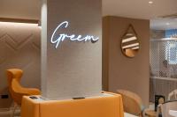 uma placa que diz verde em uma parede de um quarto em Novotel Montpellier em Montpellier