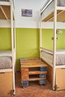 LOFT HOSTAL Group emeletes ágyai egy szobában