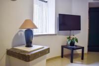 Televízia a/alebo spoločenská miestnosť v ubytovaní Apartmani Amra