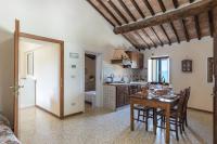 Kuchyň nebo kuchyňský kout v ubytování Villa Montepescini