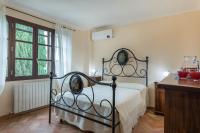 Postel nebo postele na pokoji v ubytování Villa Montepescini